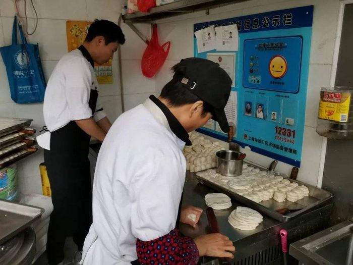 做葱油饼时，猪板油当是灵魂所在