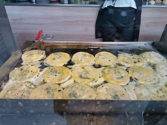 先煎后烘的烹饪方式，最能发挥上海葱油饼的风味