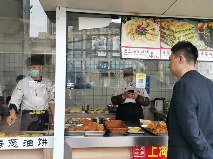 即使是现在葱油饼的均价也仅在4~5元左右