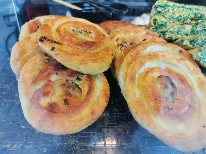上海葱油饼，表面金黄松脆，隐约可看到一圈圈的层次感