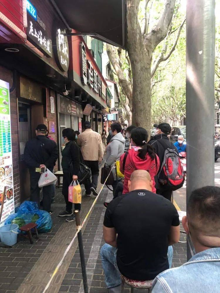 阿大葱油饼门前常年排队 /方雅欣 摄