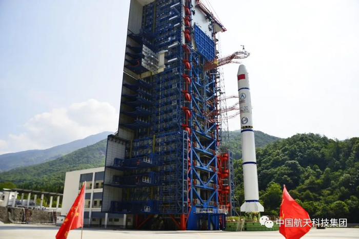 ▲ 长二丙火箭整装待发（张曼&nbsp;摄）