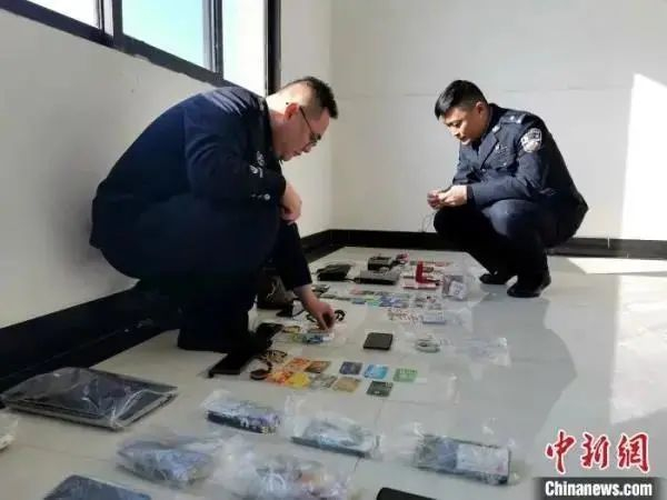 资料图：办案民警清点涉案财物（胡传林 摄）