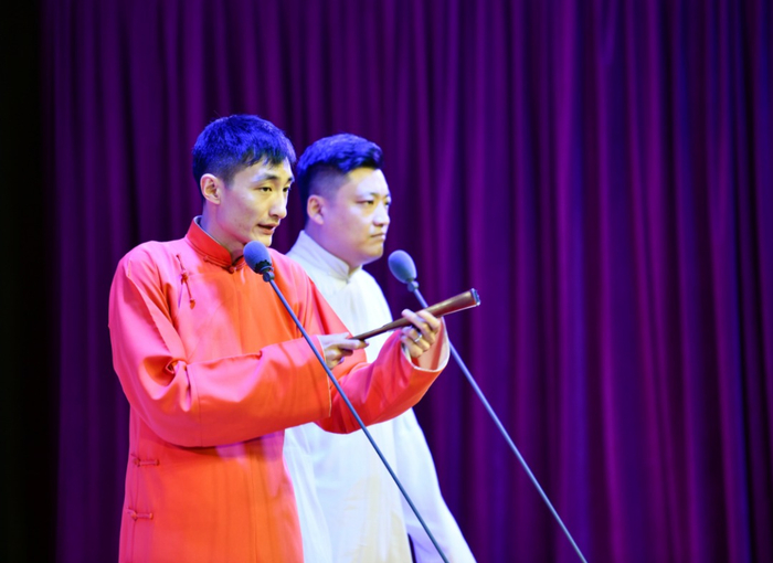 相声表演 图片来源：新华社