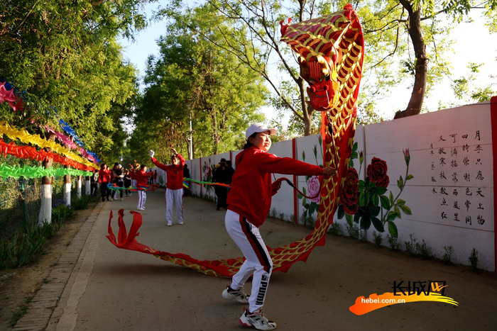 西泊庄牡丹园外，非遗展演精彩纷呈。刘巨雷 摄