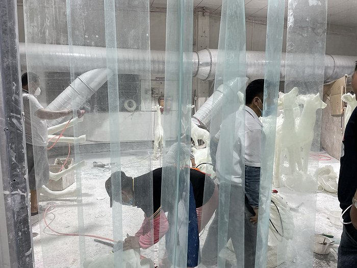 打磨区车间，工人们正在工作。拍摄：徐诗琪