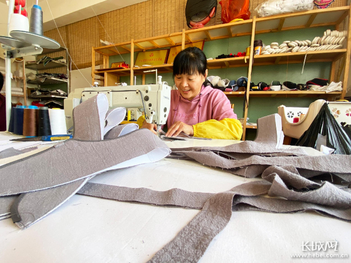 “家门口就业的生活，越过越带劲儿。”长城网记者 卢婉凤 摄