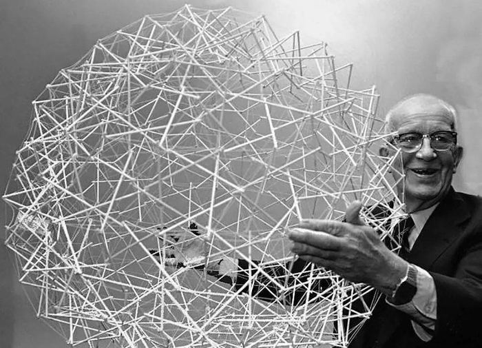 富勒与他的另一件作品，张拉整体球（tensegrity sphere）。图片来源：Flickr / Public Domain Mark 1.0