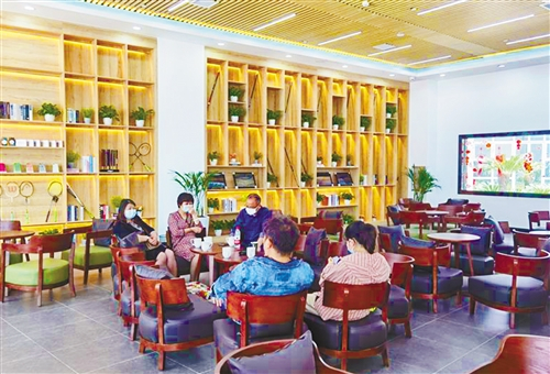 左上图 东莞滨海湾新区滨海湾青创广场。 右下图 东莞滨海湾港澳青年之家创新创业基地内咖啡飘香的共享空间。 本报记者 郑 杨摄