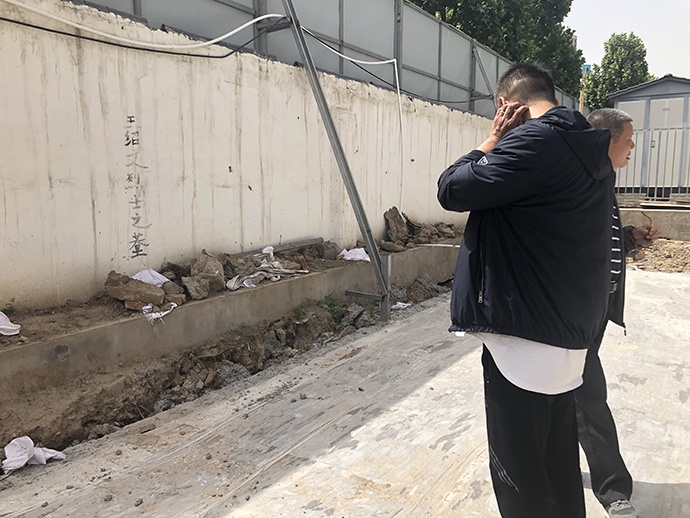  王绍文遗骸临时安葬地已被开发商用混凝土硬化。