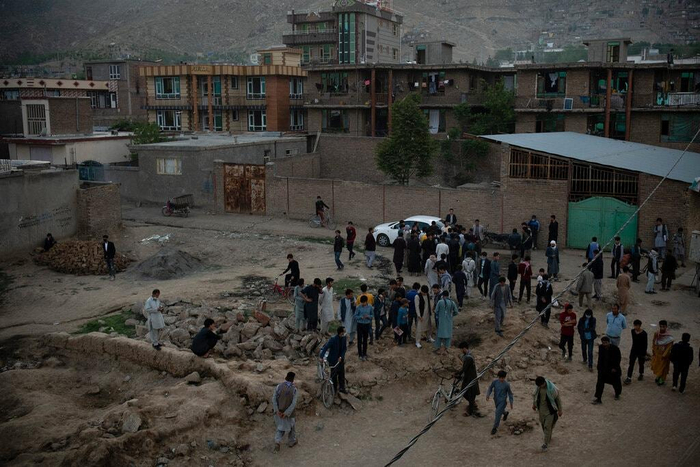 ↑事发学校入口不远处的一个爆炸点。图据《纽约时报》