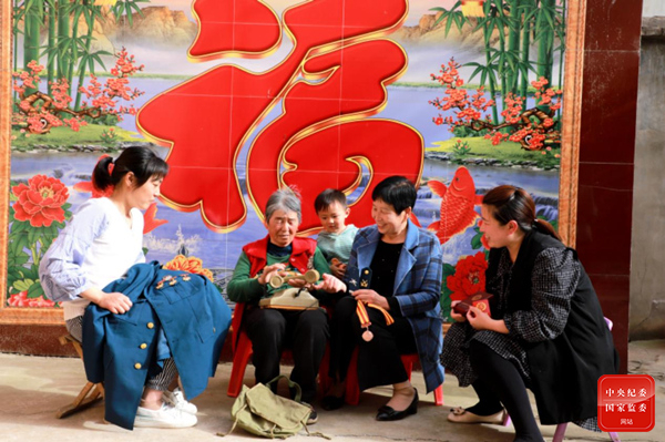 　　母亲节前夕，曾是军嫂的老奶奶把同为军嫂的儿媳、孙媳叫到一起，三代军嫂同过母亲节。老奶奶讲述当年岁月的艰辛不易，叮嘱儿媳孙媳一定要让优良家风代代传承。（河南省柘城县纪委监委供 张书珲 摄）