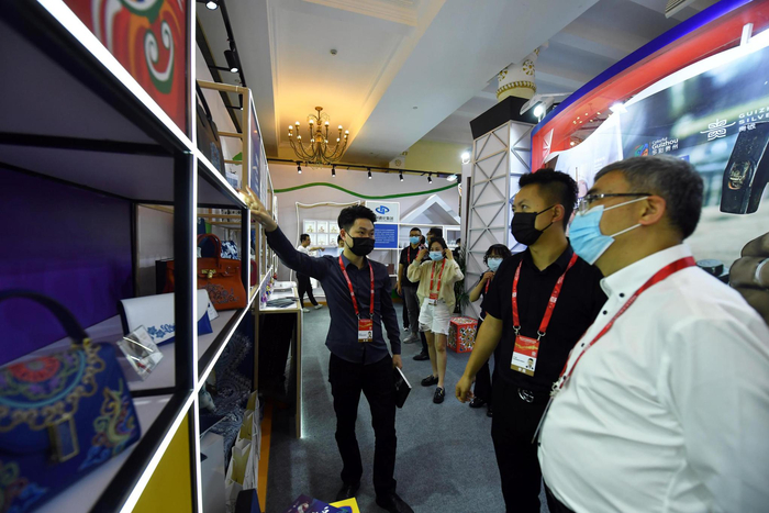 企业工作人员介绍产品情况