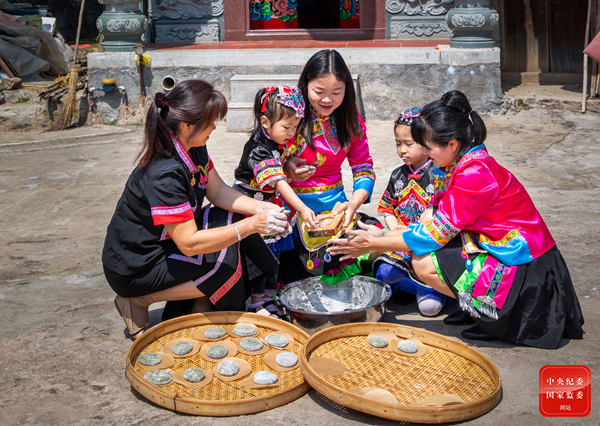 　　母亲节将至，福建省云霄县坡兜畲族村的女孩们做起传统的艾草粿，祝福母亲身体健康，好运随身。（福建省云霄县纪委监委供 陈秋坤 摄）