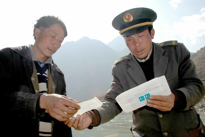 ↑王顺友给百姓送信 石进摄