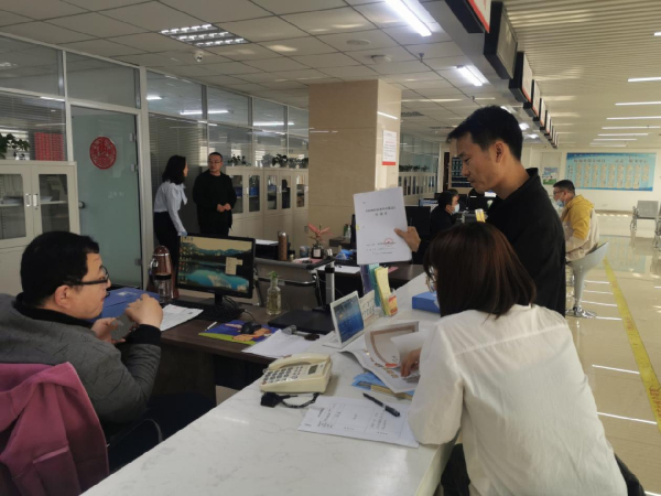 杭锦旗纪委监委优化营商环境专项督查组暗访窗口单位办事流程