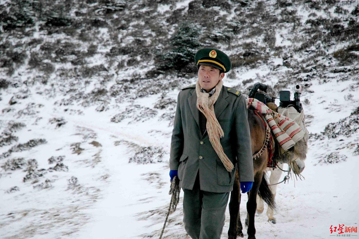 ↑王顺友独自走在马班邮路上 石进摄
