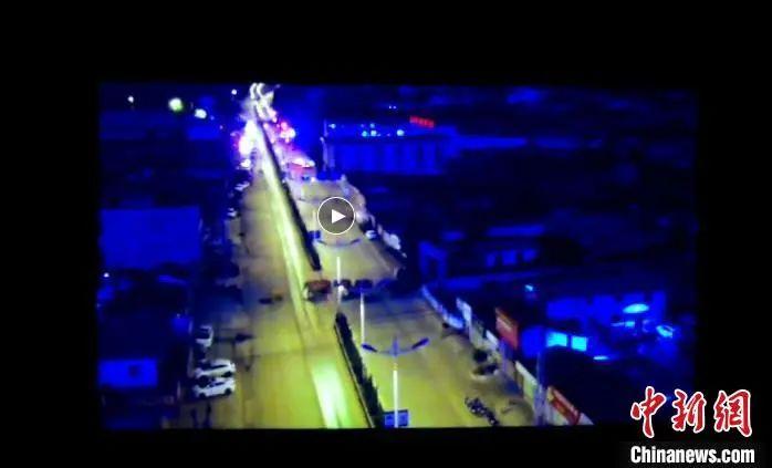 图为象群进入峨山县城。　陈胜瑶 摄