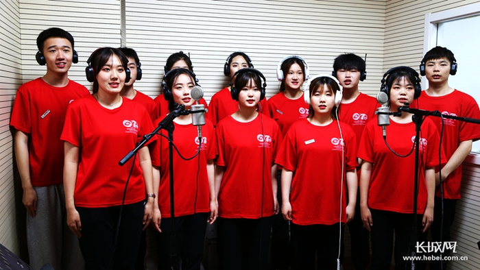 石家庄铁道大学版《岁月征程》MV录制现场。石家庄铁道大学供图