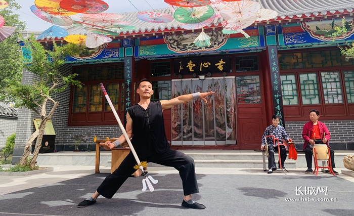 江湖文化城“彭家班”飞叉表演。长城网记者 段维佳 摄