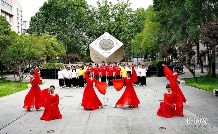 石家庄铁道大学版《岁月征程》MV录制现场。石家庄铁道大学供图