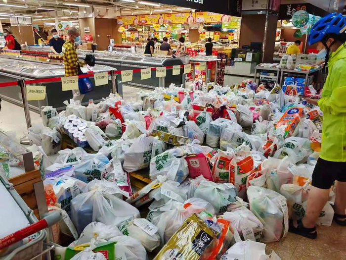 （疫情期间，市民响应居家号召，超市线上订单大增。）