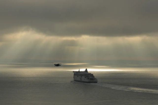 1月1日，一艘轮船驶离英国多佛港。当天起，英国退出欧洲单一市场与欧盟关税同盟，开始真正意义上的“脱欧”。新华社发（蒂姆·爱尔兰摄）