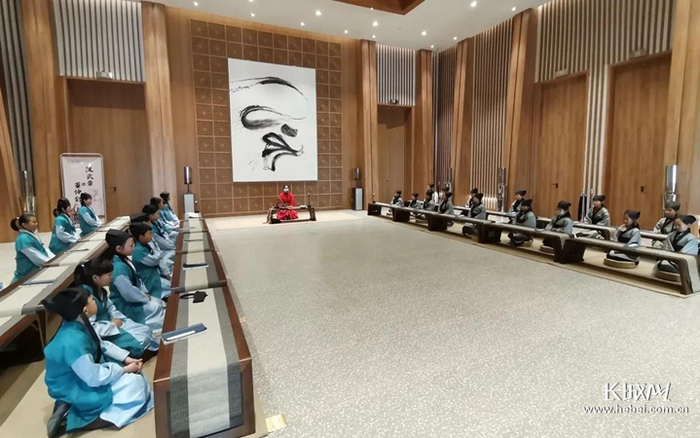 董学园内，身着汉服的学生们正在聆听国学课程。