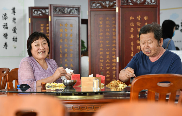 2019年起，天津市开始建设“老人家食堂”，为老年人提供安全、方便、实惠的助餐服务。这是2020年7月7日，老人在西青区精武镇付村康养中心“老人家食堂”用餐。