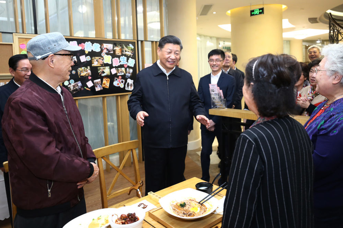  2019年11月2日，习近平在上海市长宁区虹桥街道古北市民中心老年助餐点，同正在用餐的居民亲切交谈。