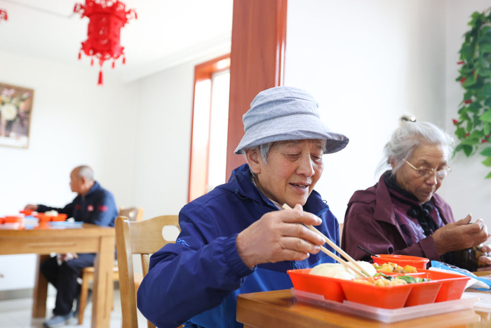 青海省西宁市从2019年6月开始试点推广“爱老幸福食堂”，采取“政府补一点、企业让一点、个人掏一点、社会捐一点”的模式，多方协力，为统筹城乡居家养老破题。这是2020年10月14日，老人们在城中区瑞驰社区爱老幸福食堂用餐。