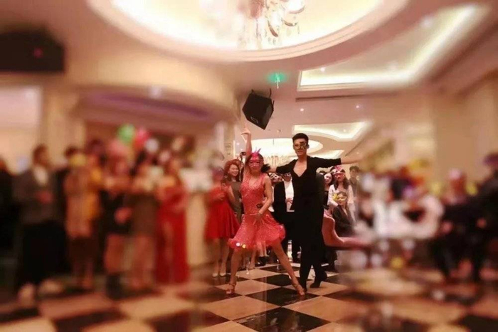 ▲ 亮碧思成员在朋友圈晒出的豪华聚会。