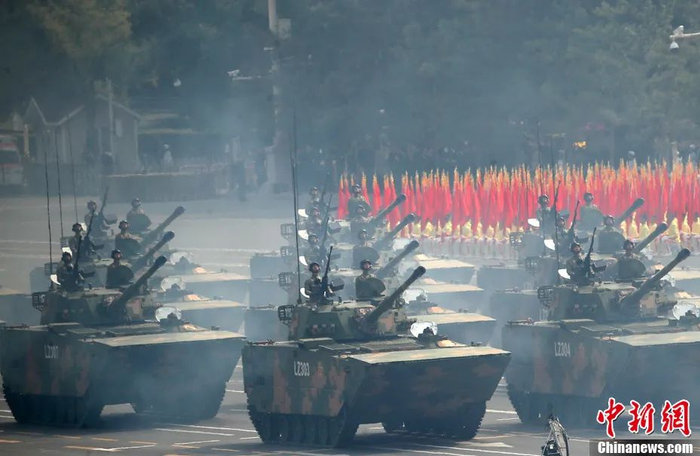 资料图：图为庆祝中华人民共和国成立70周年大会上受阅的两栖突击车方队。中新社记者  盛佳鹏 摄