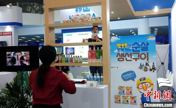 来自韩国、加拿大、日本、菲律宾等20多个国家驻华商务机构组团参展。　杨伏山 摄