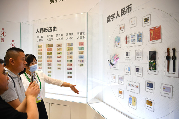 在首届中国国际消费品博览会上，多家银行推出数字人民币体验活动专区，方便参会者了解数字人民币的特点并体验其多种使用场景。5月8日，观众在了解数字人民币特点。新华社记者 郭程 摄