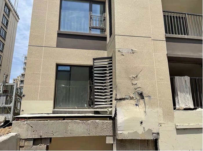 部分低楼层墙面因磕碰，已经出现破裂。 &nbsp; &nbsp; &nbsp; &nbsp; &nbsp; &nbsp; &nbsp; &nbsp; &nbsp; &nbsp; &nbsp; &nbsp; &nbsp; &nbsp; &nbsp; &nbsp; &nbsp; &nbsp; 图片来源：业主提供。