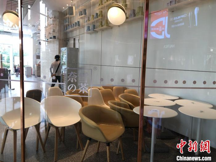 广州禁止堂食后，网红奶茶店的餐桌餐椅被放在了墙角。　孙秋霞 摄