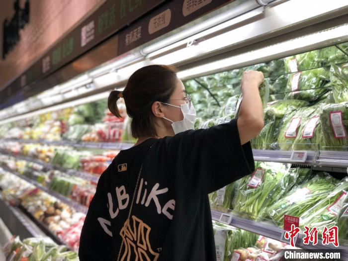 广州市民在生鲜超市选购生活物资 孙秋霞 摄