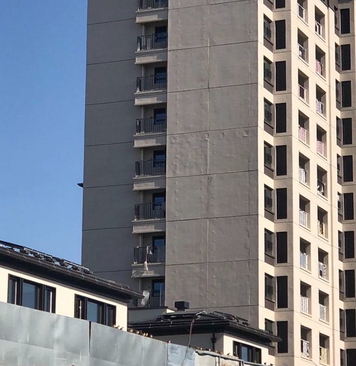 祥云赋项目墙面，肉眼可见的凹凸不平。 &nbsp; &nbsp; &nbsp; &nbsp; &nbsp; &nbsp; &nbsp; &nbsp; &nbsp; &nbsp; &nbsp;&nbsp;图片来源：业主提供。