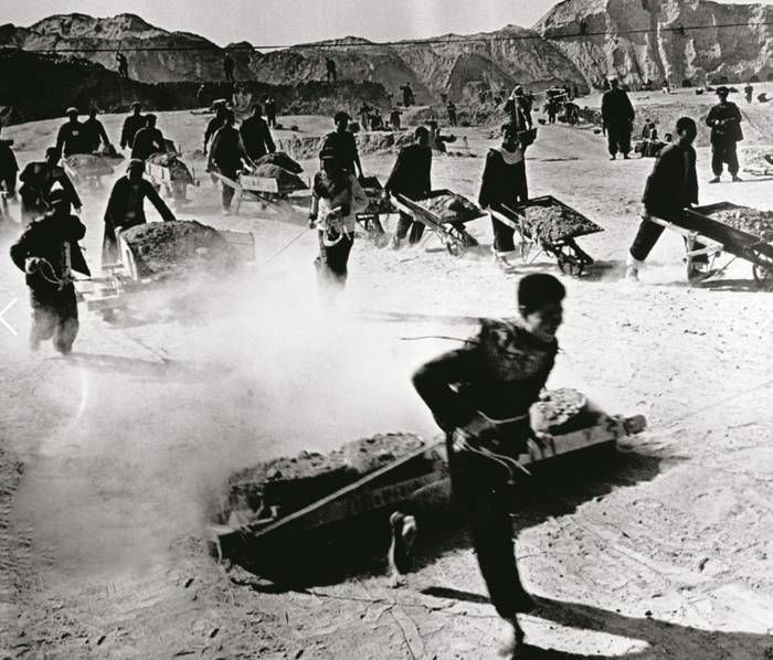 刘家峡水电站建设初期，没有机械设备，工人都是靠手推车运送石料。