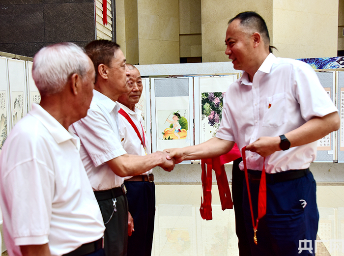 向老党员颁发“光荣在党50年”纪念章央广网发