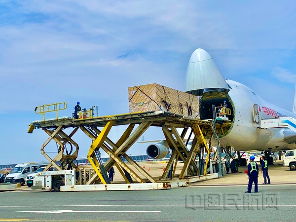 在主基地上海装运物资的东航物流全货机（东航供图）