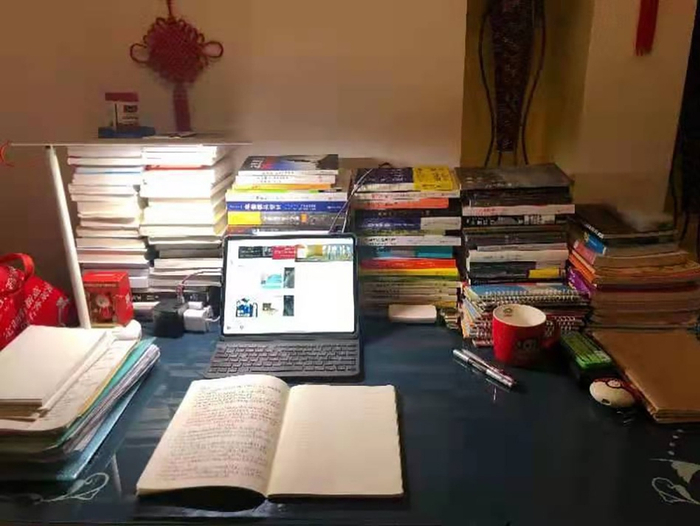  朱祺在北京出租房里的学习环境 受访者 供图