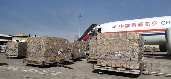 在马尼拉装载防疫物资、即将前往武汉的东航物流全货机（米良乡摄）