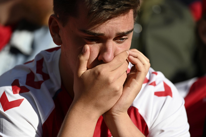 丹麦球迷在为埃里克森祈祷图据ICphoto