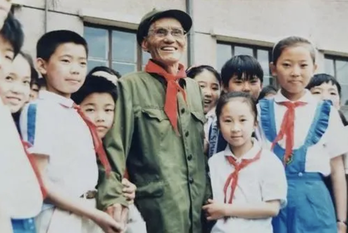 △ 离休后的葛振林担任了驻地十多所中小学的校外辅导员