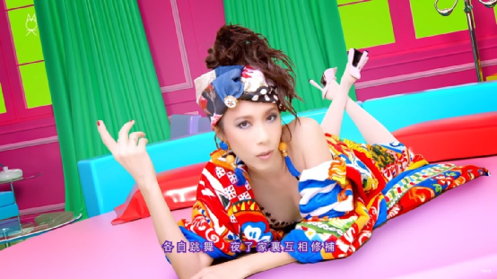 莫文蔚身穿D&G衣服（图源：港媒）