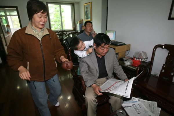 多年来，“杨百万”早上看报纸的习惯，一直没变（资料图）