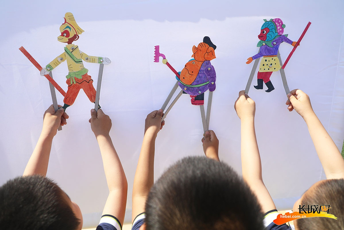 在唐山市丰润区白官屯镇燕子河幼儿园“非遗大集”上，小朋友们在表演皮影戏。朱大勇 摄