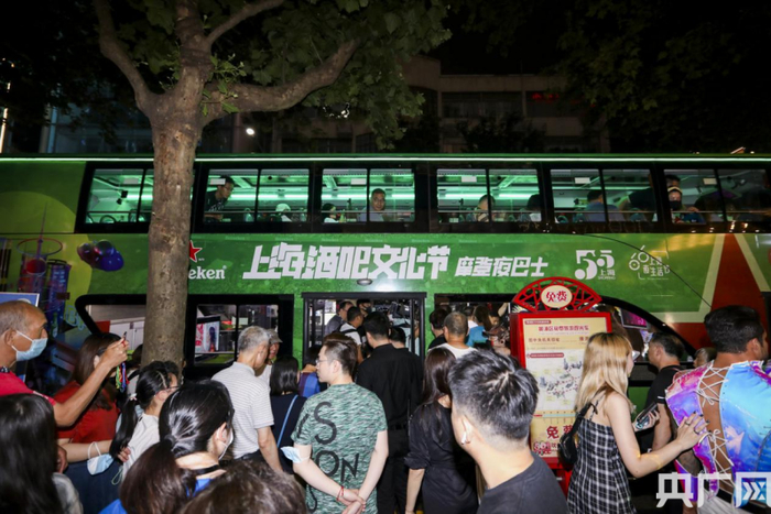 　　串联上海6个夜生活地标的“摩登夜巴士”（央广网发 上海市商务委供图）